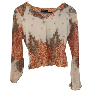 mesh topp - !kontakta mig vid intresse av köp! vacker mesh topp i gott skick. Strl L men lite smått tight