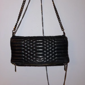 Zadig & Voltaire väska, matchande korthållare - En fräsch zadig väska med matchande korthållare. Korthållaren har två fack på baksidan och ett i toppen. Ser ut som skråmor på kedjan men detta är endast reflektion pga blixten