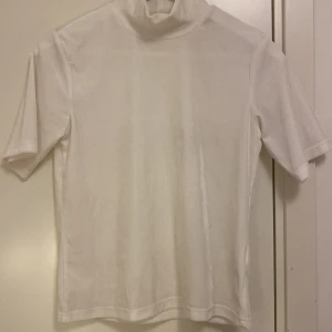 Sammet polotröja - Säljer denna superfina polotröja från bikbok. Den är i sammet tyg och perfekt nu inför hösten. Nästintill oanvänd och säljes för 100 kr. 