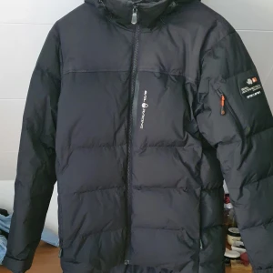 Sailracing jacka - Säljer denna Sail racing jacka i herr modell, storlek Small och endast använd 1 vinter men är i jätte bra skick. Orginalpris är 3500 men säljer den för 2500