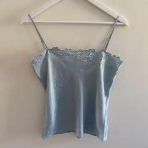 Blått linne - Jättefint linne från H&M men som tyvärr aldrig har kommit till användning. Skrv privat för frågor eller flera bilder. 100kr + frakt(45kr) ❤️