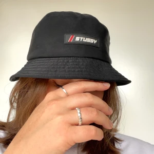 STÜSSY Bucket Hat - Snyggaste bucket haten 🥹  Använd två gånger, nästan nyskick