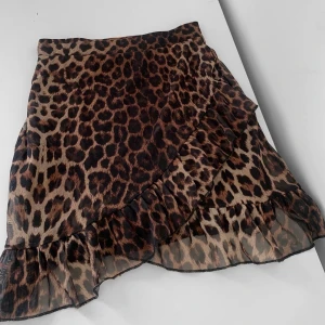 Söt kjol - Söt volangkjol från Nelly i storlek S, passar även XS. Fint skick. Kan hämtas i Sundbyberg eller fraktas🥰