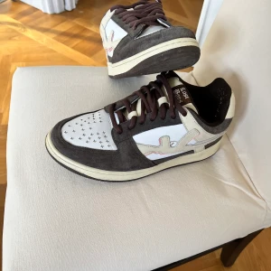 Lost Boys Skor - Ett par snygga lost boys skor. Nypris 2200:- men kollektionen finns inte längre. Cond 9,5/10. Box och påsar tillkommer, tyvärr tillkommer bara ett av de rosa skosnörena.