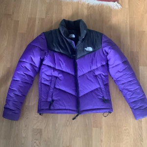 The north face jacka - The north face puffer jacka. Säljer den för jag har köpt en ny jacka och den är smal för mig. Inga defekter och är i bra skick. Skicka medelande för mer information och bilder. Kan mötas i sthlm.