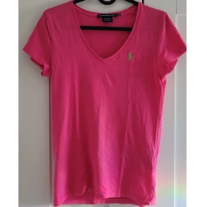 !!v-neck t-shirt!! - En Ralph Lauren t-shirt jag fick när jag hade en helt annan stil. Orginal priset ligger nellan 500-800kr. (den sista bilden är för hur den sitter på. Det står XS men jag skulle säga att det är en S❤❤ Kan gå ner långt i pris då jag är säker på att få såld!