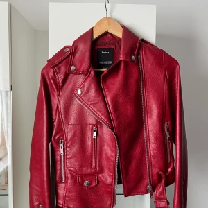 Röd skinnjacka - Säljer denna röda skinnjacka från Bershka. Den är använd ett fåtal gånger. Säljer den för att jag känner att det inte är min stil👍🏽 Jackan har små skador! Storlek: XS! Säljer för: 250kr.  Kan mötas upp i Malmö men även frakta, då står köparen för frakten💕😍