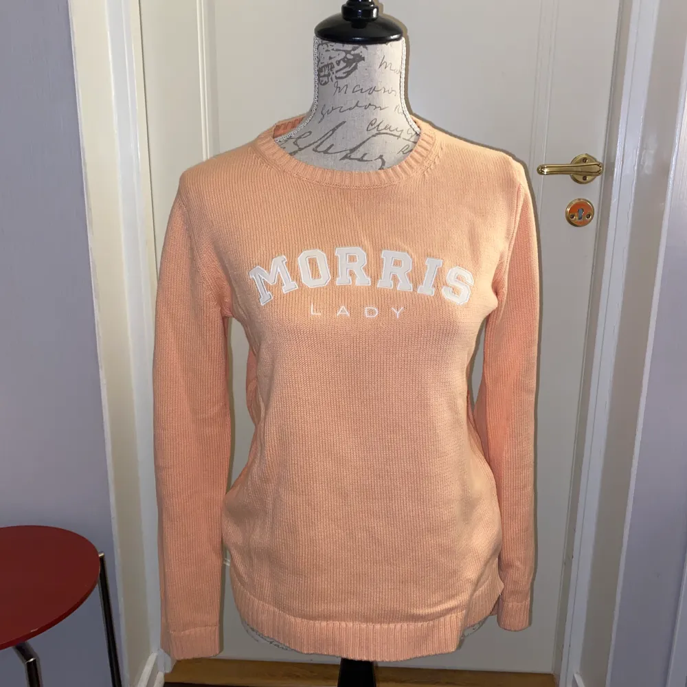 Aprikosfärgad Morris tröja som är i väldigt bra skick! (använd fåtal gånger). Tröjor & Koftor.