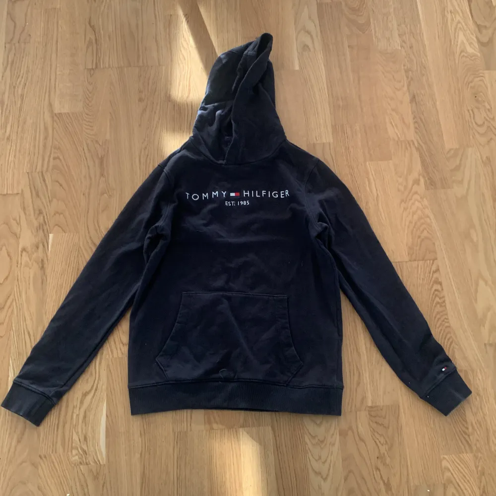 Säljer en svart Tommy hillfiger hoodie, den är i fint skick och är i barnstorlek 164   Säljer pga att den är för liten. Pris kan diskuteras. Hoodies.