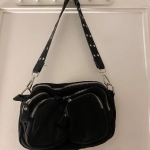 Väska - Säljer denna väska från Gina Tricot som aldrig används längre. Skriv om frågor❤️