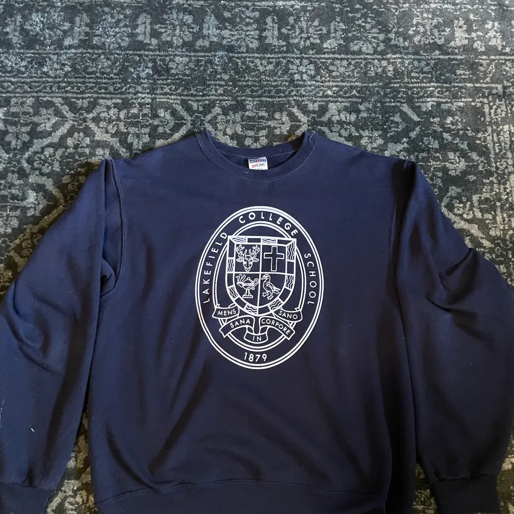 mörkblå college sweatshirt i bra skick storlek M Köparen står för frakt!. Hoodies.