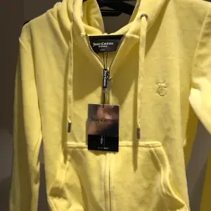Hej, säljer Juicy hoodie i storlek XXS. Helt ny tröja med tags.