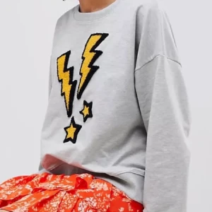 Tröja med blixtrar  - Så najs o skön tröja med blixtrar på. Passar i alla årstider o är så skön! Den är använd fåtal gånger så den är som nu⚡️⚡️⚡️💗