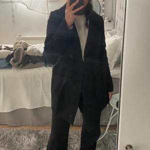 Svart kappa - Så fin svart mellan lång kappa 💞