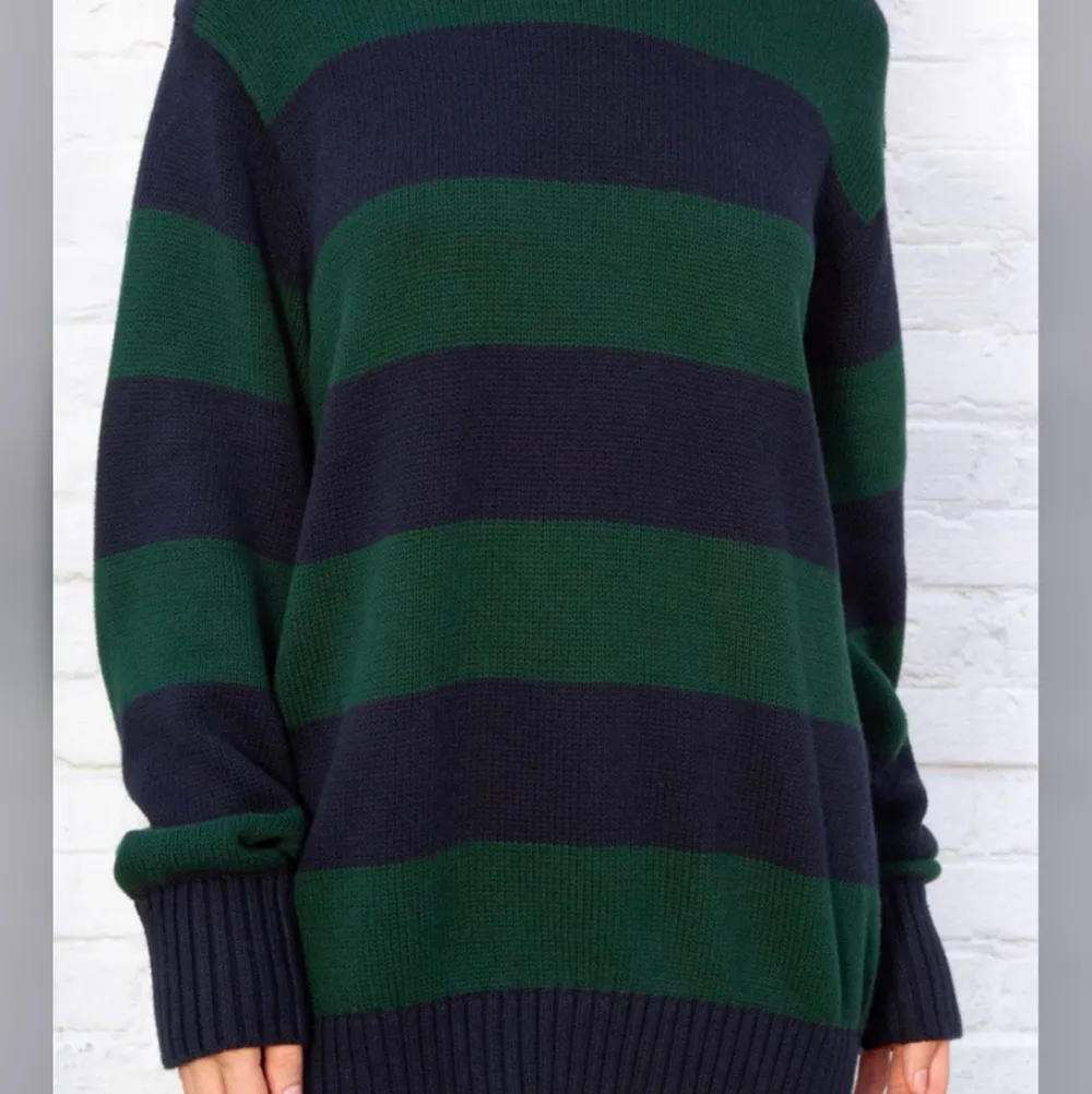 Säljer den populära brianna sweatern från brandy melville i det mörkblåa och gröna mönstret!! Bara använd några få gånger och är därför i asbra skick:) . Hoodies.