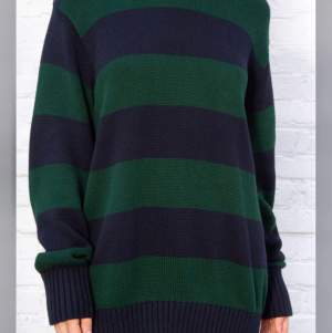 Säljer den populära brianna sweatern från brandy melville i det mörkblåa och gröna mönstret!! Bara använd några få gånger och är därför i asbra skick:) 