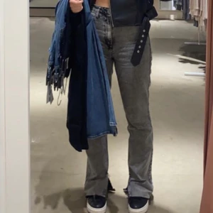 Grå jeans - grå zara jeans som är skitsnygga nu i höst❤️