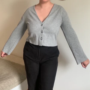 Grå tröja - Fin och mysig tröja från zara. Tröjan är lite tjockare och knapparna går även att knäppa upp så man kan ha den som en kofta! Tröjan är i bra kvalitet och är en ljusare grå färg.  Priset kan diskuteras💕
