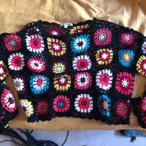 Virkad indietröja - Sjukt vacker tröja som jag bara inte använder längre, men använt rätt mycket utan slitage! Extremt mjuk och man känner sig som ett levande konstverk med denna på sig! 