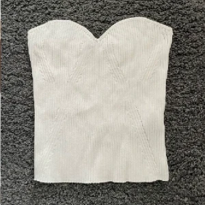 Bandeau topp - Vit bandeau topp från Gina tricot i storlek M. Jätte snygg till fest. Köparen står för frakten.💓