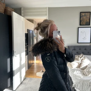 Rock and blue jacka - Säljer min rock and blue jacka, använt den en halv vinter. Köpt på väla i Helsingborg.  Pris kan diskuteras 