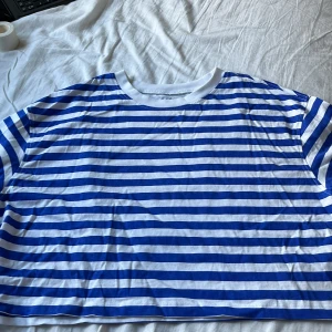 Randig tröja  - Fin croppad blå randig tröja från new yorker som aldrig kommit till användning! 