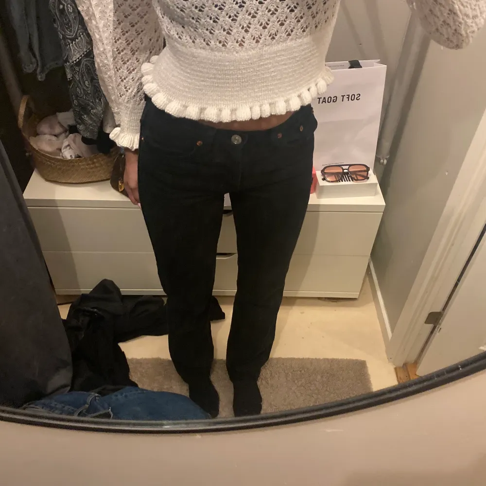 Säljer dessa fina mid Waist jeans från zara i svart färg, jag är 174 men passar under såklart också lite bättre i längd!💘. Jeans & Byxor.