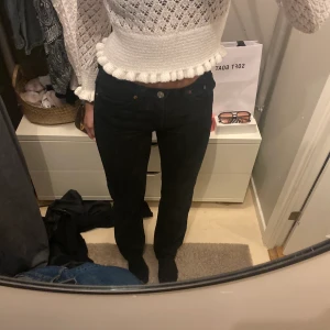 Jeans  - Säljer dessa fina mid Waist jeans från zara i svart färg, jag är 174 men passar under såklart också lite bättre i längd!💘