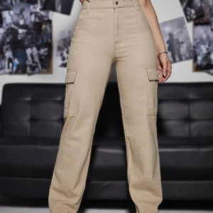 Cargo pants byxor S/M  - Byxor helt nyt jag beställde den men det var lite för stor för mig och jag vill sälja den jag köpte den S men den passade inte och jag tror den passar M mer plus det är beige 