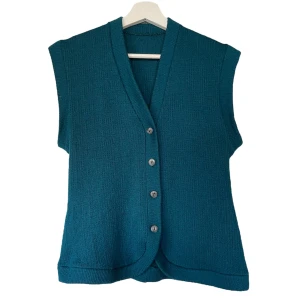 stickad väst - vintage handstickad väst, petrolblå!
