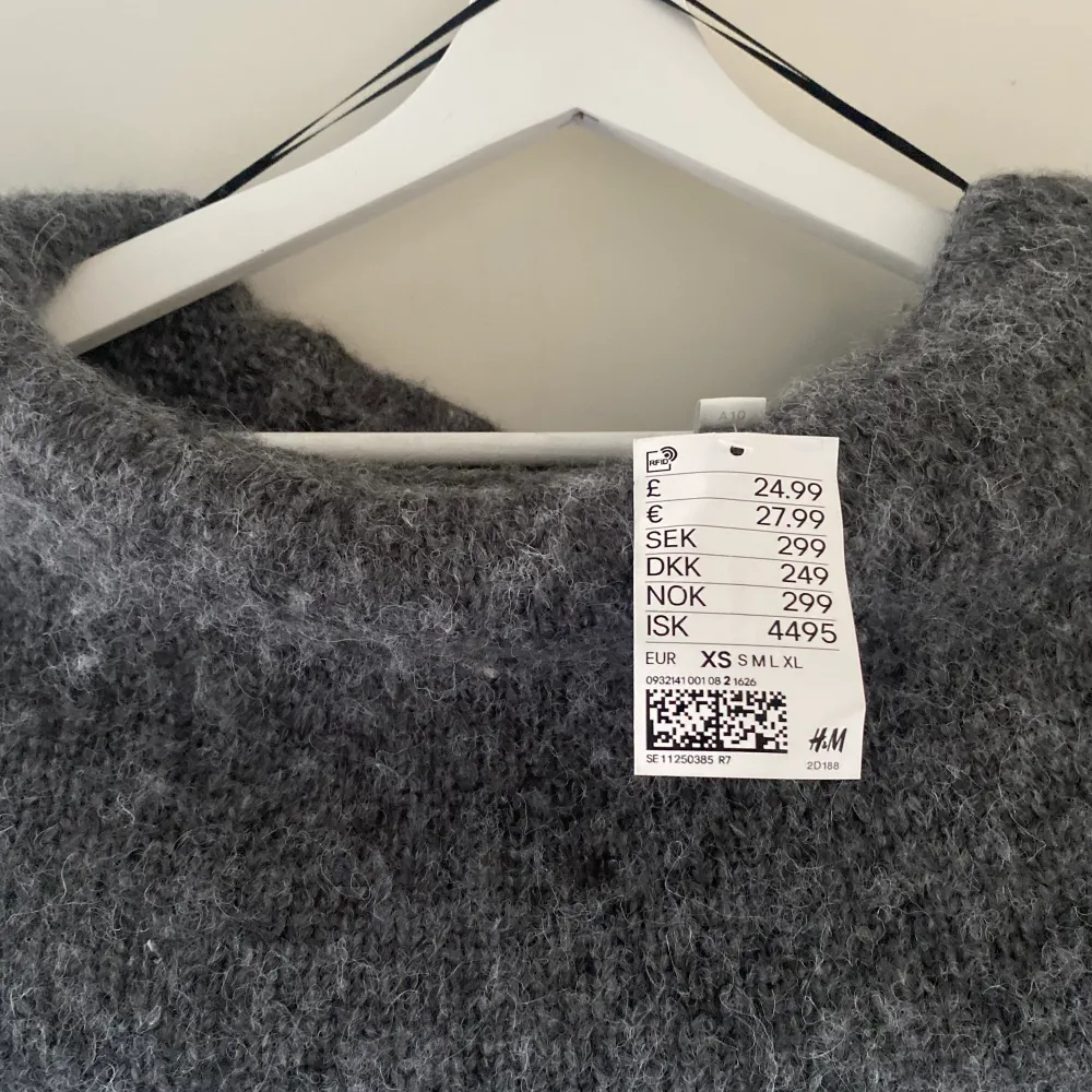Super fin och trendig offshoulder tröja från H&M, endast testad och prislappen är kvar, köparen står för frakten🤍 buda endast om du tänker köpa!! (OBS! Den är inte såld, fick lägga ut den igen). Tröjor & Koftor.