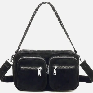 svart noella - svart noella i använt skick, säljs därför billigt💗köpt för 750kr. Allt funkar som de ska förutom att om man fyller väskan för mycket kan dragkedjan gå upp, skriv för egna bilder