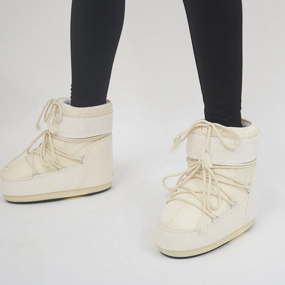INTRESSEKOLL! Jag kanske vill sälja mina low moon boots i färgen Cream. De är köpta förra vintern. Använda ngr  ggr. De är i fint skick och har hållts bra. De är lite smusiga där fram men övrigt i väldigt fint skick! Skriv till mig för fler bilder💞. Skor.