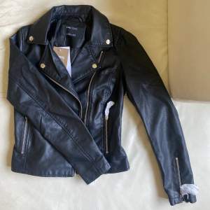 Svart leather jacka. Bra kvalitet och aldrig använt på grund av att den är för liten på mig (jag har storlek 36. Jackan är storlek 32 men passar bra till 34 (xs). köparen står för frakt 