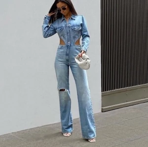 Zara denim jumpsuit - Zara denim jumpsuit. SJUKT SNYGG! Och sitter så bra! Slutsåld sen länge 😍😍😍 