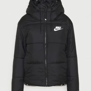 Nike vinterjacka - Säljer den här jackan eftersom jag ska köpa en annan jacka. Köptes för ungefär 1500 och säljer för 400. Inga hål eller nånting så bra skick 
