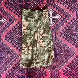 Midi kjol - Söt midi kjol med fint tryck! 