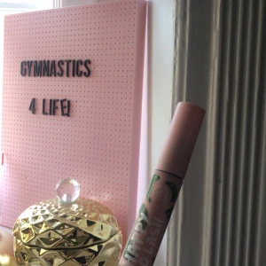 Mascara!🥰 - En väl använd mascara från The body shop! Superfin borste, och den lägger ett bra lager på fransarna, skriv privat om du har frågor. Köparen står för frakten❤️🥰 Om du vill ha fler bilder på den kan ni bara be mig skicka så skickar jag så fort jag kan🥰