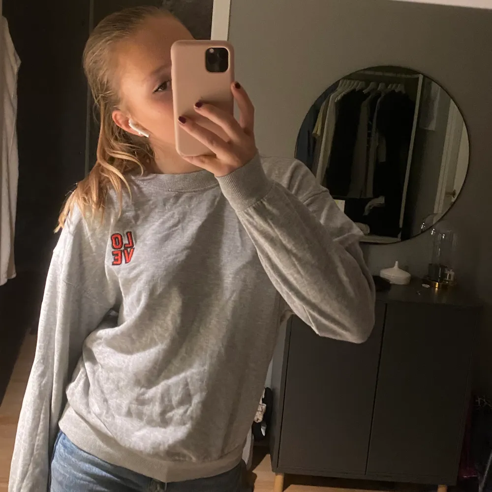 Säljer min fina sweatshirt från ginatricot då den tyvärr inte kommer till användning. Den är i superbra skick och super skön. Köparen står för frakt!💕. Tröjor & Koftor.