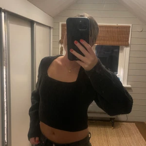 Zara tröja - Supersnygg tröja från zara!! Säljer för den inte kommer till användning, endast använd en gång. I storlek M men passar mig som är en XS/S💕 200kr+frakt 66kr