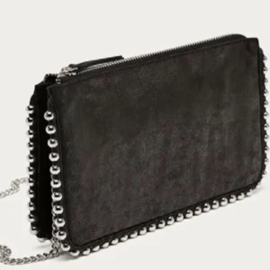 Zara väska - Säljer min fina axelbandsväska från Zara med nitar. Bara använd en gång, är i nyskick. Köparen från för frakten💕 Priset kan diskuteras 