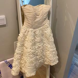 Ted Baker Off White ruffle detail strapless dress. NEVER WORN still has tags on RRP £399 (around 4000kr)