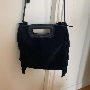 Maje väska  - Nästan helt ny marinblå maje väska som är sparsamt använd. Inga fula fläckar eller repor. Hör av er vid frågor❤️