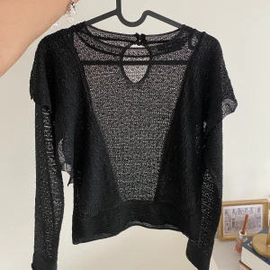 Topp - Sååå snygg topp från zara med volanger, ganska genomskinlig men de få gånger jag använt den har jag haft ett svart linne eller bandeau topp under❤️☺️