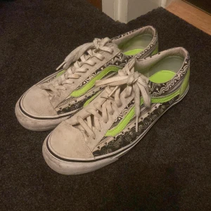 Vans skor - Vans, storlek 41,5 passar även 43. Coola mönster även inne i sulan.