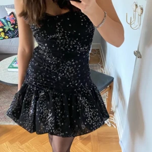 Maje klänning  - Nu säljer jag en av mina favorit klänningar eftersom den inte kommer till användning! Bara använd två gånger och har kvar påsen den låg i och galgen den kom hängd på. Den ser helt ny ut och är i storlek 36!! 