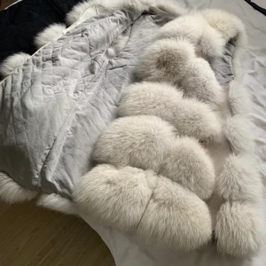 Pälsväst - Jätte fin fluffig pälsväst finna ingen stl lapp men är stl S  säljes pga viktuppgång så den passar ej mig mer 