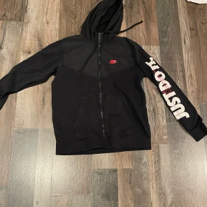 Nike tröja - En vädligr fin nike tröja som inte passar mer. kan skicka bilder på hur tröjan sitter👍🏼