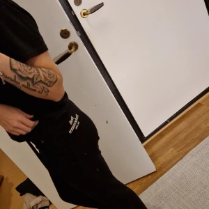 Peak performance  - Svarta peak performance mjukis storlek S 