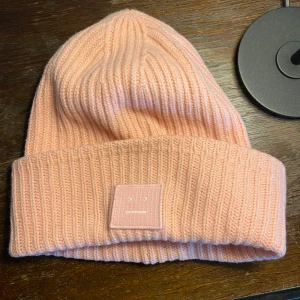 Acne mössa - Acne mössa, rosa, fint skick.